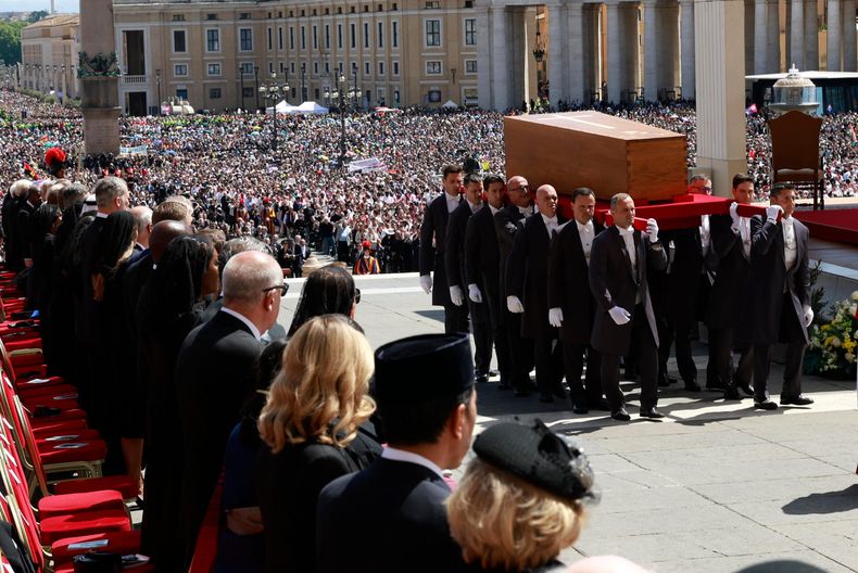 Líderes internacionales y miles de fieles despiden al papa en Roma