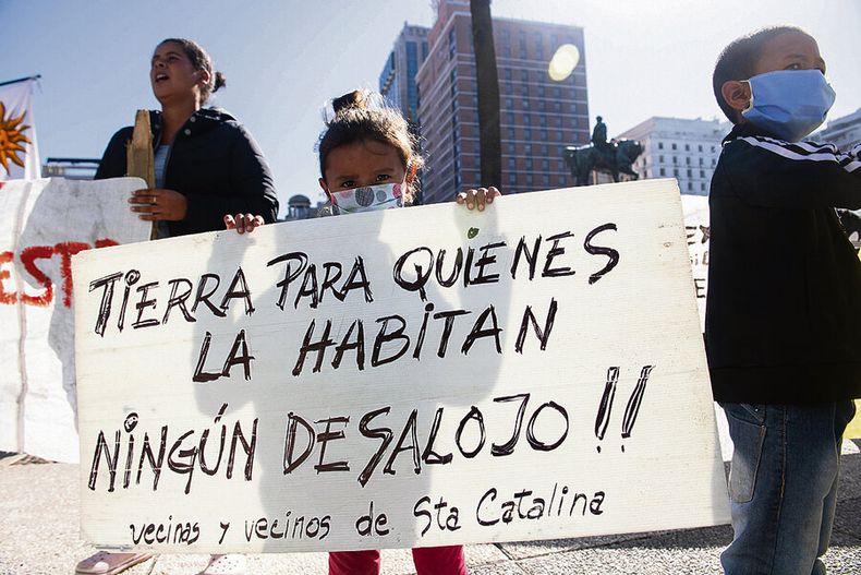 En abril del año pasado vecinos del barrio Nuevo Comienzo se manifestaron frente a la Torre Ejecutiva en rechazo al desalojo. Foto: S. Mazzarovich/ adhocFOTOS