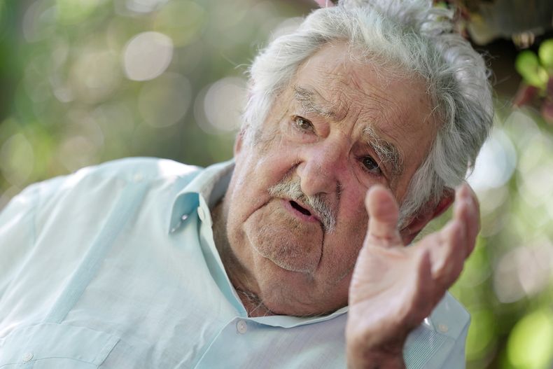 José Mujica en su chacra durante una entrevista con Búsqueda
