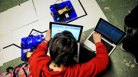 Participante del SumoUY 2018 Robótica para Todos en la Facultad de Ingeniería de la Udelar. Foto: Javier Calvelo / adhocFOTOS Participante del SumoUY 2018 Robótica para Todos en la Facultad de Ingeniería de la Udelar. Foto: Javier Calvelo / adhocFOTOS