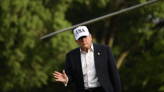 Donald Trump saluda tras bajar del helicóptero Marine One en el jardín sur de la Casa Blanca en Washington, D.C., el 15 de mayo de 2026. Donald Trump saluda tras bajar del helicóptero Marine One en el jardín sur de la Casa Blanca en Washington, D.C., el 15 de mayo de 2026.