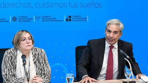 Jenifer Cherro y Robert Silva, en el salón de actos de la ANEP. Foto: Javier Calvelo / adhocFOTOS