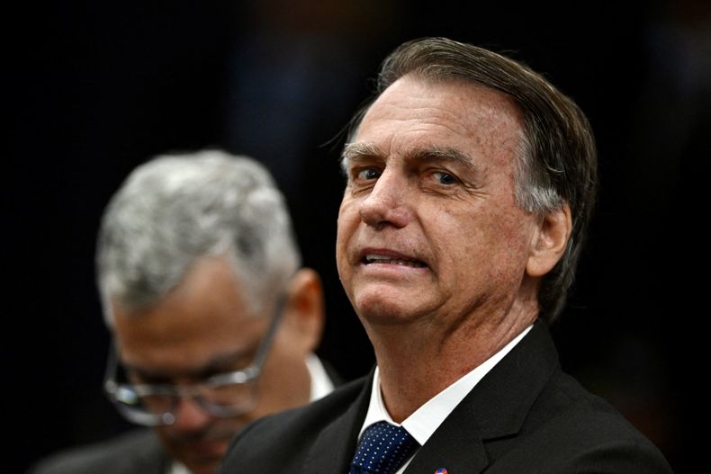 El expresidente brasileño Jair Bolsonaro hace un gesto durante una sesión del Tribunal Supremo de Brasil que juzga la participación de los acusados del intento de golpe de Estado de enero de 2023