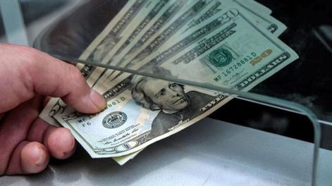 imagen de El dólar vuelve a retroceder; la competitividad bajó en junio