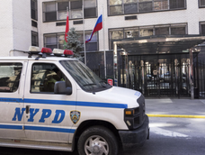 Archivo: una furgoneta del Departamento de Policía de Nueva York pasa frente al edificio que alberga la Misión de Rusia ante las Naciones Unidas el 26 de marzo de 2018 en Nueva York.