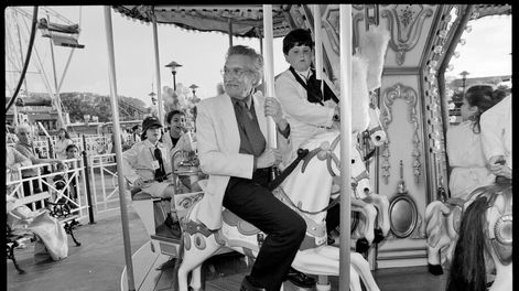 Búsqueda | Mariano Arana en la calesita. Foto: Armando Sartorotti