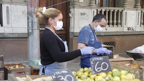 imagen de Siete de cada diez uruguayos dejaron de besar o dar la mano por el coronavirus