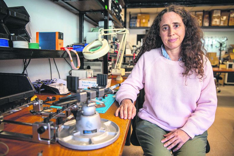 Fiorella Haim en el laboratorio del edificio Ceibal en el LATU durante la entrevista con Búsqueda. Foto: Mauricio Zina / AdhocFOTOS