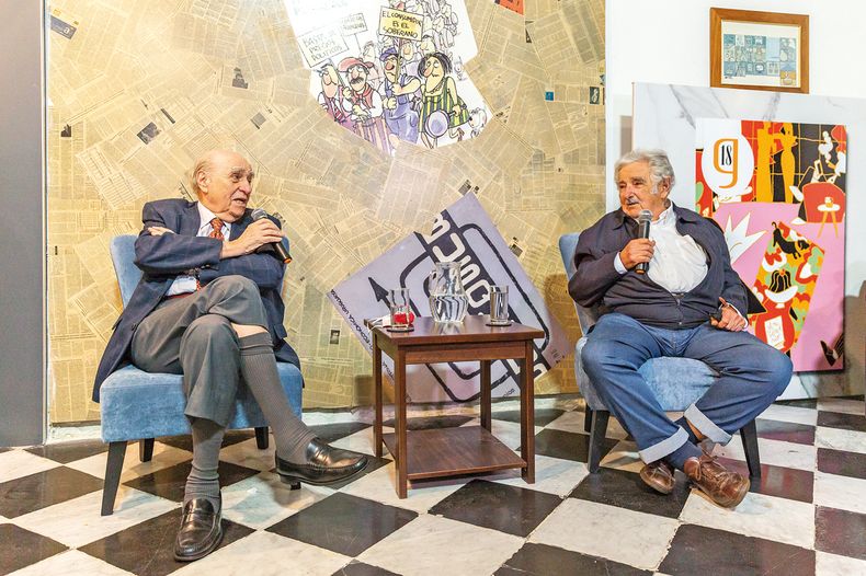 Los expresidentes Julio María Sanguinetti y José Mujica se juntaron en la Escuela de Periodismo de Búsqueda para debatir sobre actualidad frente a los alumnos en 2021.