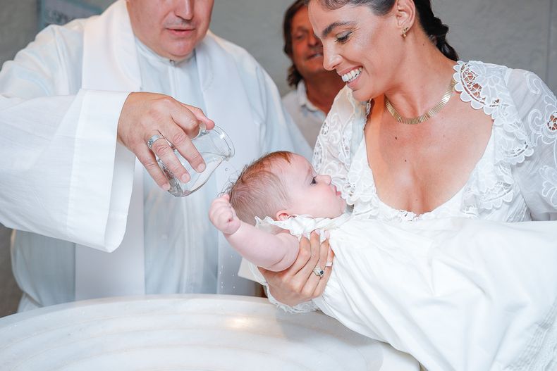 Isabella Barbini Balut es bautizada por el cura Julio Palarino junto a su madre Sofía Balut.&nbsp;