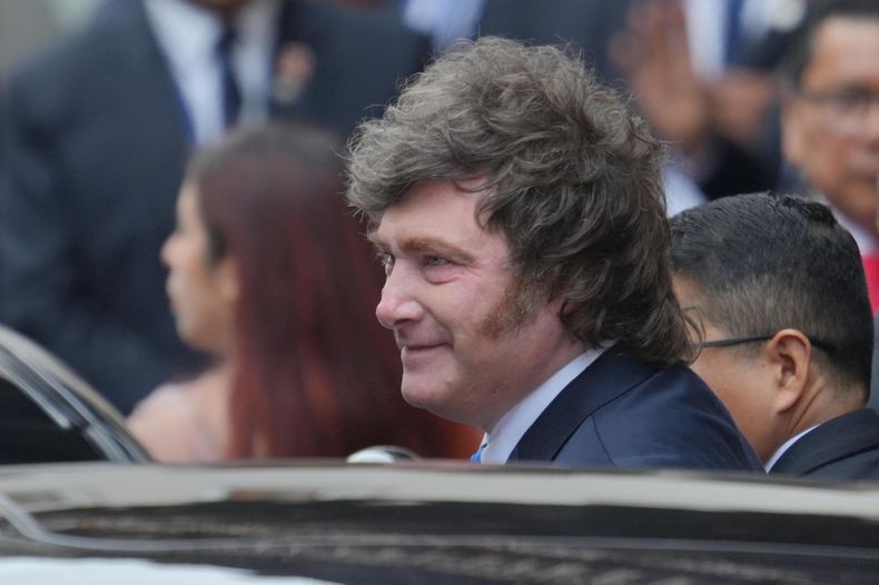 El presidente de Argentina, Javier Milei, reacciona tras reunirse con la presidenta electa de Perú, Keiko Fujimori, previo a la investidura de la mandataria en Lima, 28 de julio de 2026.