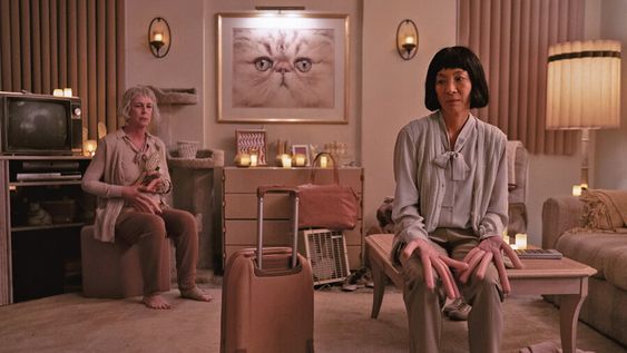 Jaime Lee Curtis y Michelle Yeoh en Todo en todas partes al mismo tiempo . Foto: A24