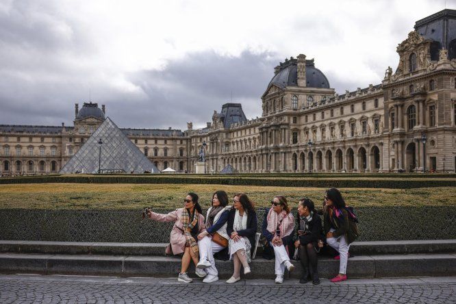 Visitantes en el exterior del Museo del Louvre, cerrado un día después de un robo en París, Francia.