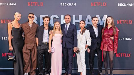 Mia Regan con Romeo, Cruz, Harper, David y Victoria Beckham, y Brooklyn y Nicola Peltz Beckham, en la première del documental en el Curzon Mayfair Cinema de Londres. Foto: Netflix