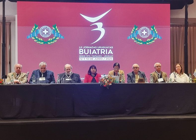 El ministro Fratti junto a los organizadores de las 52ª Jornadas Uruguayas de Buiatría, en Paysandú