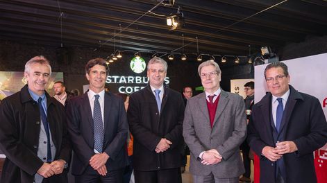 Búsqueda | Alfredo Antía, Ignacio Zuasnabar, Juan Martín Rodríguez y el presidente de la Cámara de Diputados Ope Pasquet con el presidente del BROU Salvador Ferrer