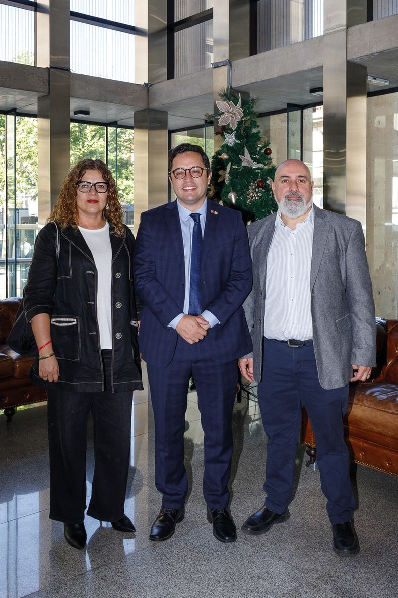 Representante de la OEA Claudia Barrientos, embajador de Chile&nbsp;Patricio Morales Fernández y gerente general de Búsqueda Daniel Mendiverry&nbsp;