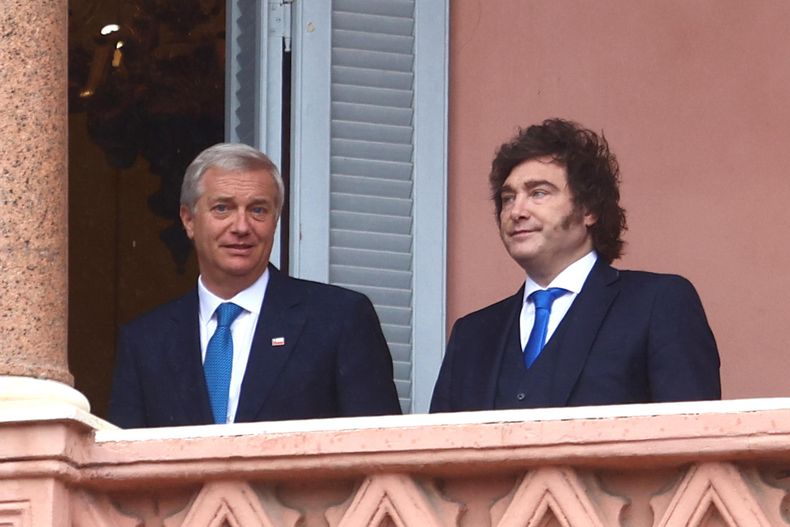 El presidente de Argentina, Javier Milei (d) reacciona junto a su homologo chileno José Antonio Kast, este lunes, desde el balcón de la Casa Rosada en Buenos Aires (Argentina).