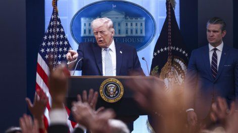 El presidente estadounidense Donald Trump gesticula mientras responde preguntas de los medios de comunicación durante una rueda de prensa sobre Irán desde la Casa Blanca en Washington, D.C., EE. UU., el 6 de abril de 2026.