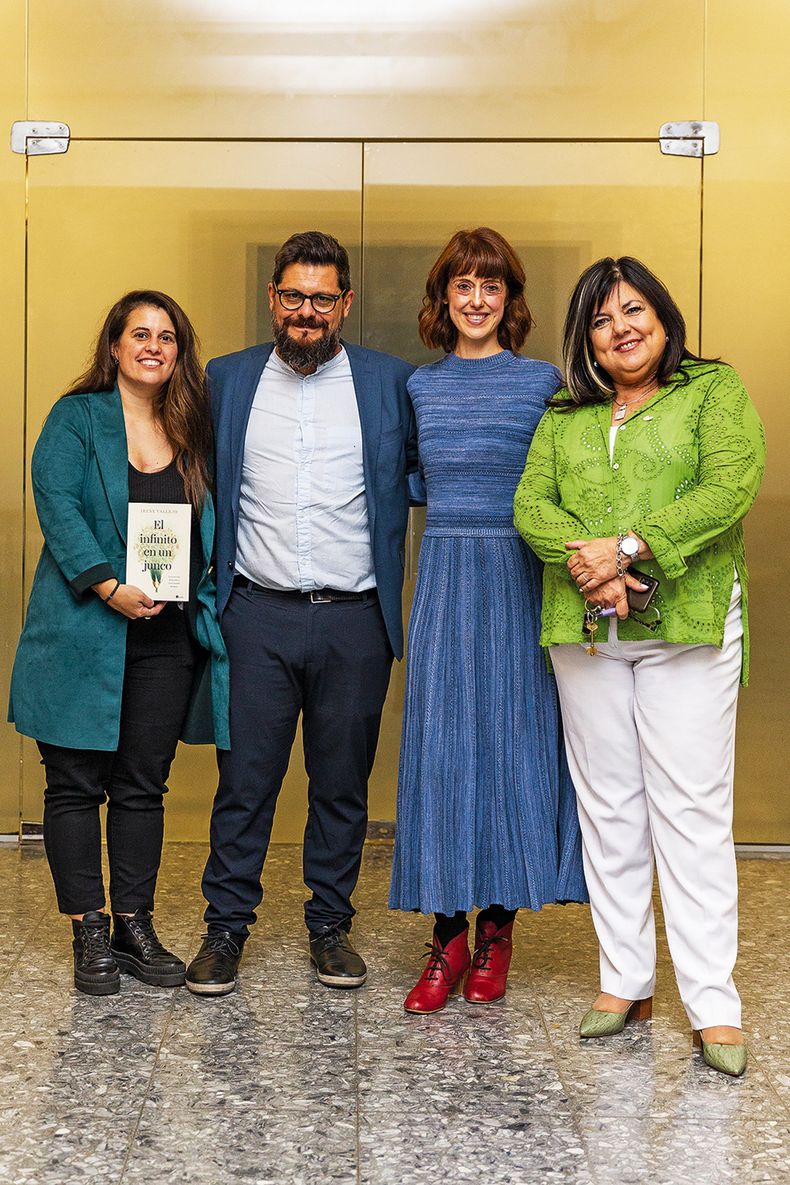 Luisina Ríos, director editorial de Penguin Random House Julián Ubiría, Irene Vallejo y María Inés Obaldía