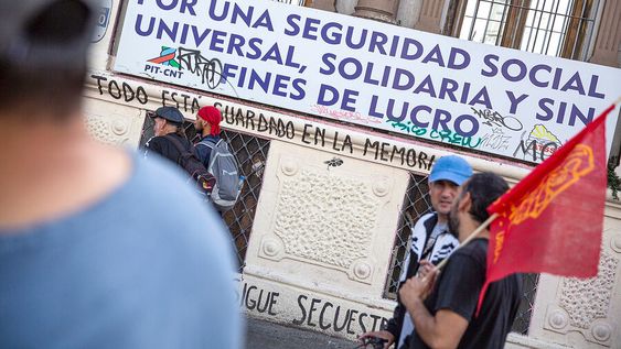 Paro general y manifestación en contra de la reforma jubilatoria en marzo de 2023. Foto: Mauricio Zina / adhocFOTOS Paro general y manifestación en contra de la reforma jubilatoria en marzo de 2023. Foto: Mauricio Zina / adhocFOTOS