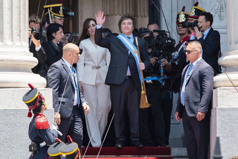 Javier Milei después de asumir como presidente de Argentina en el Congreso de la Nación. Foto: Santiago Mazzarovich, adhocFOTOS