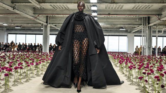 La pasarela del desfile de Carolina Herrera estuvo inspirada en el jardín del señor Chance de Bienvenido Mr. Chance, película de Hal Ashby protagonizada por Peter Sellers, basada en una novela de Jerzi Kosinski La pasarela del desfile de Carolina Herrera estuvo inspirada en el jardín del señor Chance de Bienvenido Mr. Chance, película de Hal Ashby protagonizada por Peter Sellers, basada en una novela de Jerzi Kosinski