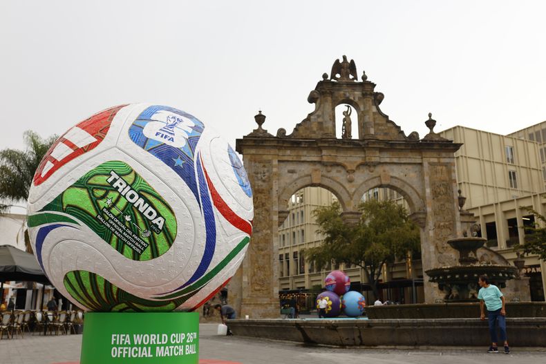 Un Mundial que se disputará en 16 ciudades de México, Estados Unidos y Canadá, entre ellas Guadalajara, donde se expone este balón gigante.