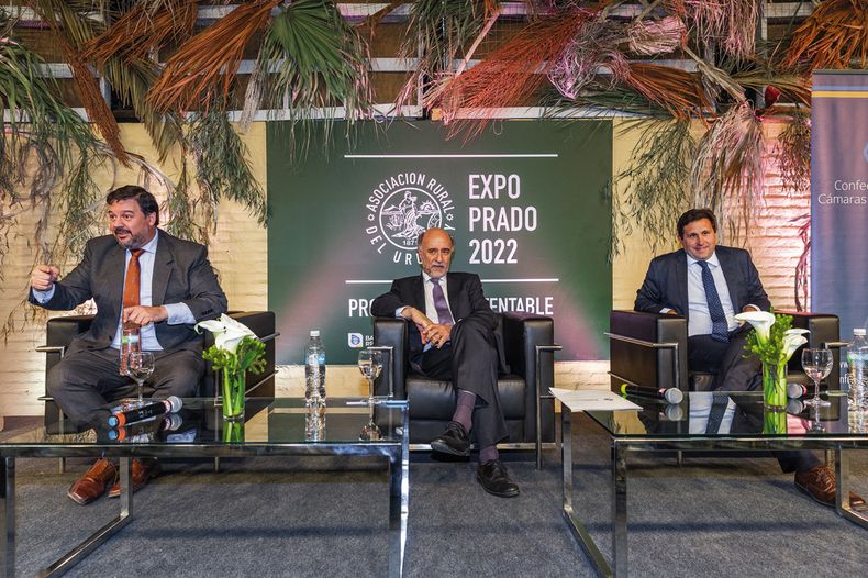 Ministro de Ambiente Adrián Peña, ministro de Trabajo y Seguridad Social Pablo Mieres y presidente del BCU Diego Labat al comenzar la conferencia