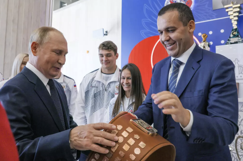 Según informes, el empresario ruso Umar Kremlev (derecha) gastó cientos de miles de dólares en lujosas fiestas para celebrar la boda de Donald Trump Jr. en las Bahamas. Aquí se le ve visitando un centro de boxeo con el presidente ruso Vladimir Putin (izquierda) en 2022.