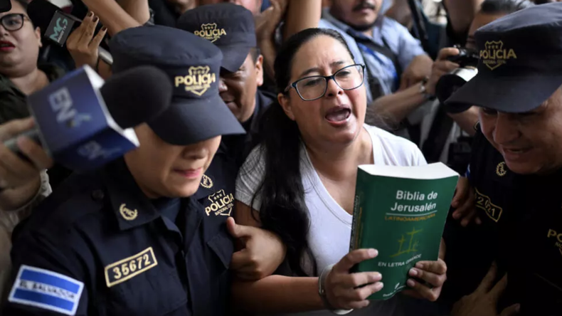 La abogada y activista de derechos humanos salvadoreña Ruth López es escoltada por la policía a una audiencia en el centro judicial Isidro Menéndez de San Salvador, el 4 de junio de 2025