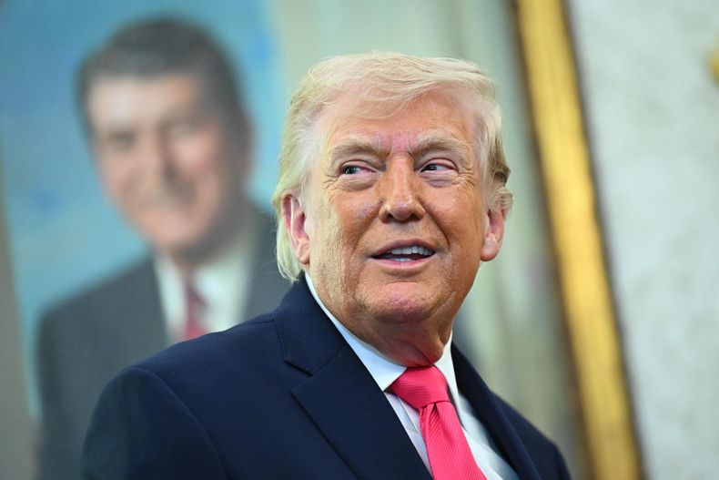 Donald Trump pronuncia un discurso durante la ceremonia de juramento en el Despacho Oval de la Casa Blanca, 24 de marzo de 2026.&nbsp;