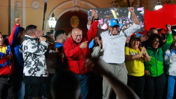 Fotografía cedida por Palacio de Miraflores donde se observa al ministro de Relaciones Interiores, Justicia y Paz de Venezuela, Diosdado Cabello (i), celebrando junto al presidente de la Asamblea Nacional de Venezuela, Jorge Rodríguez, en un acto de gobierno este lunes, en Caracas (Venezuela) Fotografía cedida por Palacio de Miraflores donde se observa al ministro de Relaciones Interiores, Justicia y Paz de Venezuela, Diosdado Cabello (i), celebrando junto al presidente de la Asamblea Nacional de Venezuela, Jorge Rodríguez, en un acto de gobierno este lunes, en Caracas (Venezuela)