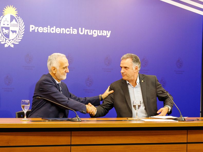 Vicepresidente primero de la SIP Carlos Hugo Jornet y presidente de la República Yamandú Orsi.