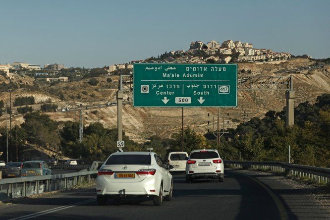 Una imagen tomada desde el corredor E1, una zona extremadamente sensible de la Cisjordania ocupada, muestra al fondo vehículos circulando por una autopista cerca del asentamiento israelí de Maale Adumim el 16 de abril de 2025.