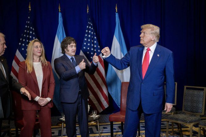 Javier Milei saluda a Donald Trump durante uno de los encuentros en Estados Unidos.