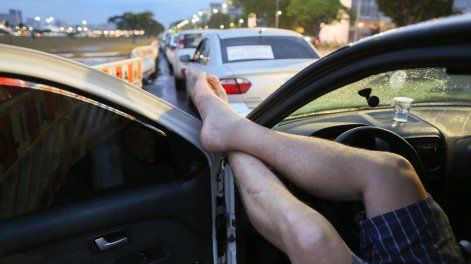 Conductores de Uber espera su trayecto en una calle de Brasilia.