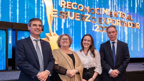 Presidente del BROU Álvaro García, vicepresidenta del BROU Adriana Rodríguez, presidenta de la UEU Carmen Porteiro y subsecretario del Ministerio de Economía Martín Vallcorba. Presidente del BROU Álvaro García, vicepresidenta del BROU Adriana Rodríguez, presidenta de la UEU Carmen Porteiro y subsecretario del Ministerio de Economía Martín Vallcorba.