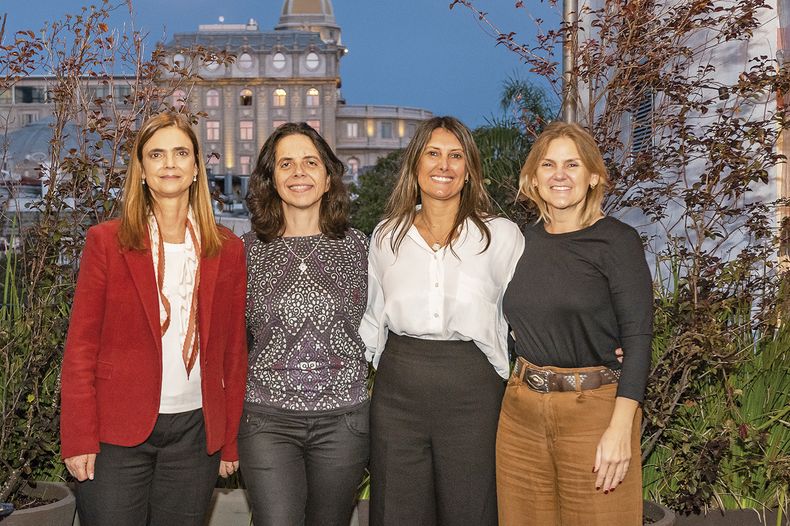 Gerenta de Legales y Cumplimiento de Banque Heritage Valentina Larrobla, presidenta de RedME Ana Gatti, gerenta de Sustentabilidad, Productos y Marketing de Banque Heritage Carolina Bellenda y María Goldaracena, directora de RedME