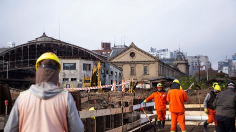 Obras de viaducto en la rambla portuaria de Montevideo. Foto: Pablo La Rosa / adhocFOTOS