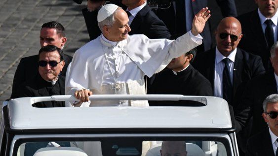 El papa León XIV llega en el papamóvil a la Plaza de San Pedro, Ciudad del Vaticano, el 18 de mayo de 2025 El papa León XIV llega en el papamóvil a la Plaza de San Pedro, Ciudad del Vaticano, el 18 de mayo de 2025