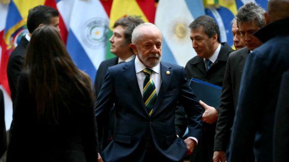 El presidente de Brasil, Luiz Inácio Lula da Silva (centro), hace un gesto durante la 66.ª Cumbre de Líderes del Mercosur y Estados Asociados en el Palacio San Martín de Buenos Aires el 3 de julio de 2025.