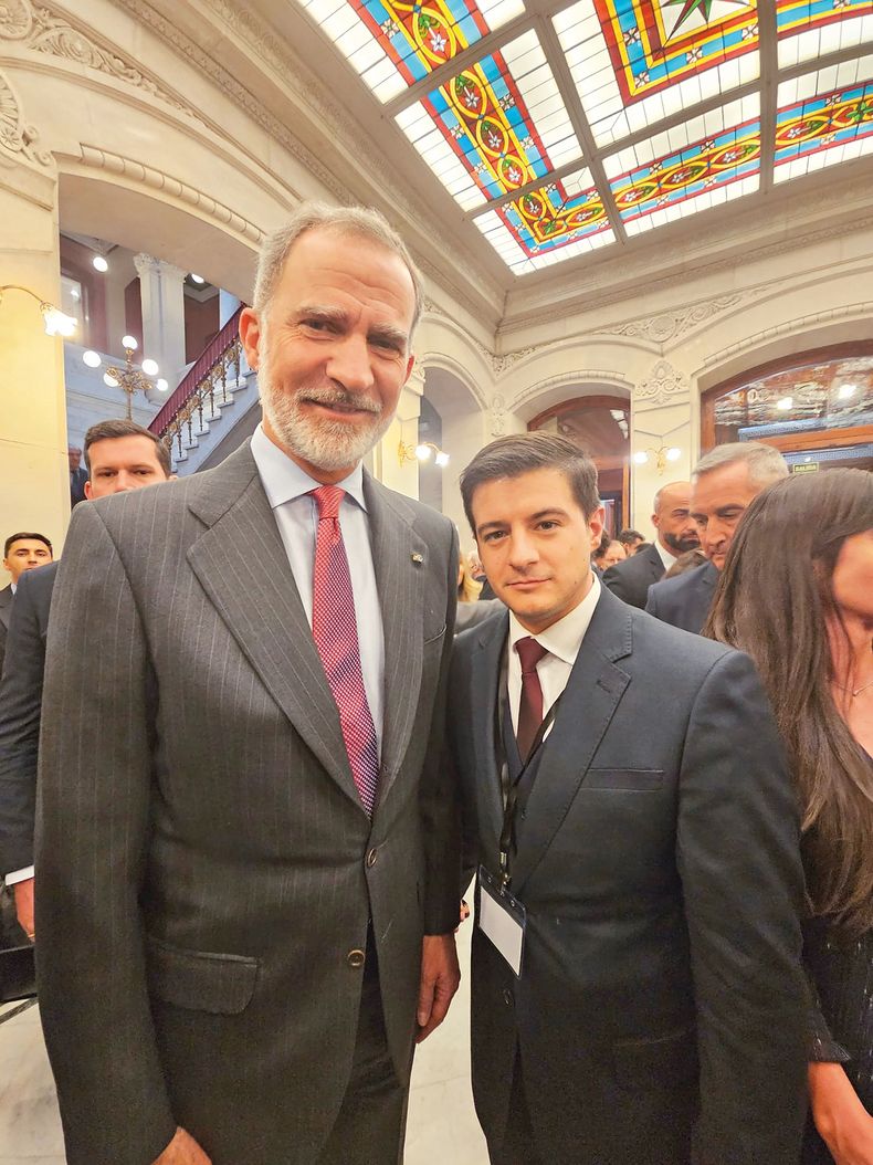El rey de España Felipe VI y Fernando Abellá, director general de IMPO