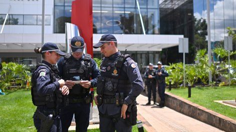 Integrantes de la Policía Militar custodian afuera del hospital donde fue trasladado el expresidente brasileño Jair Bolsonaro, en Brasilia (Brasil).