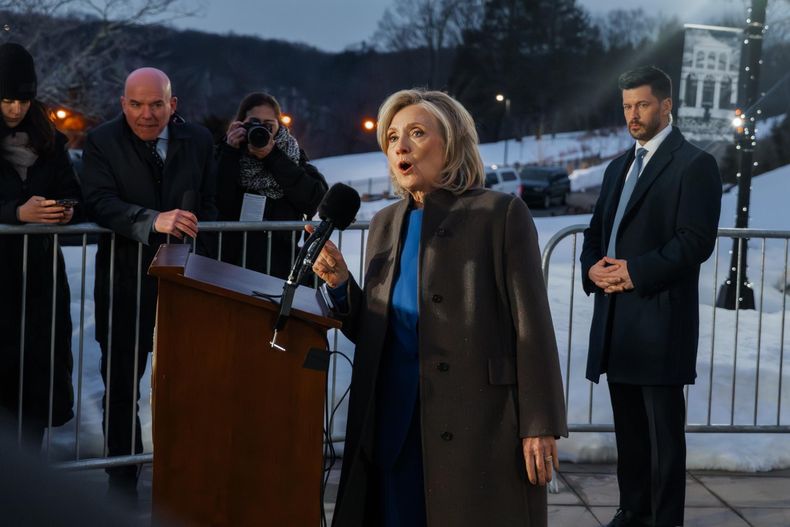 La ex primera dama y ex secretaria de Estado Hillary Clinton habla tras prestar declaración ante el Comité de Supervisión de la Cámara de Representantes en Chappaqua, Nueva York, EE. UU., el 26 de febrero de 2026.