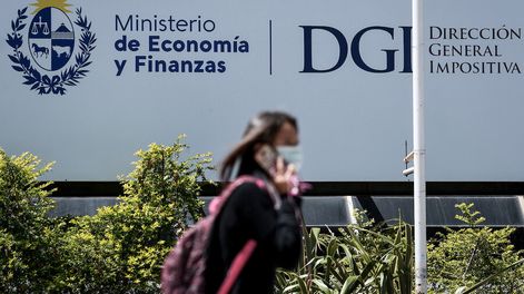 Sede de la DGI en Montevideo. Foto: Javier Calvelo / adhocFOTOS