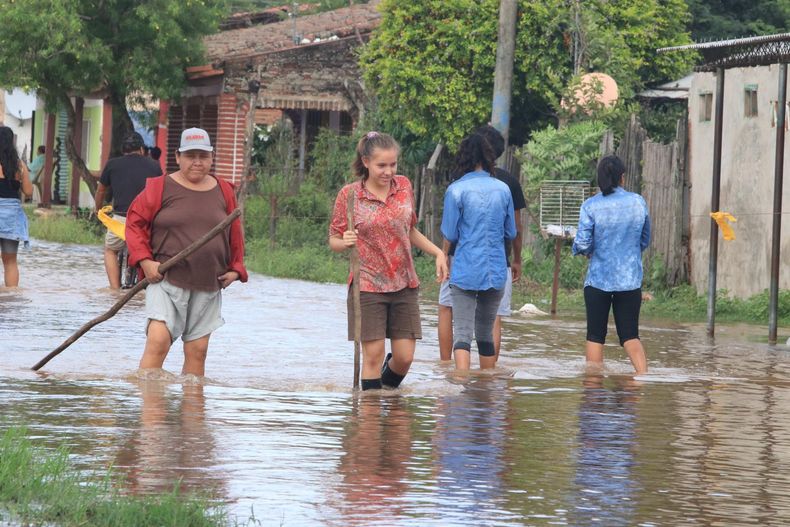 Una familia camina en medio de una inundación, este miércoles en Puerto Pailas, Bolivia