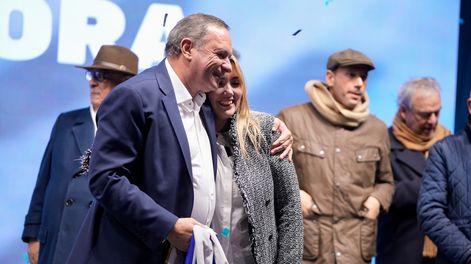 Álvaro Delgado junto a Valeria Ripoll en la Casa del Partido Nacional luego de conocerse los resultados de las elecciones internas