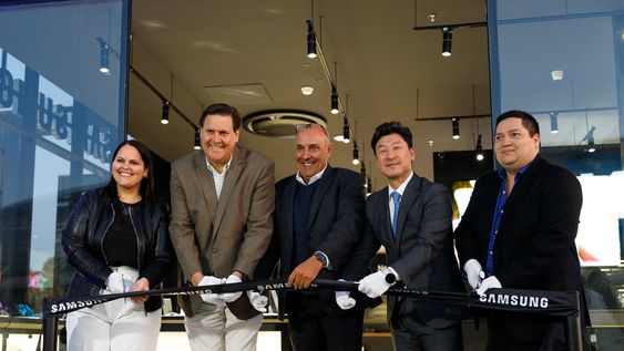 Autoridades de Samsung durante la inauguración del nuevo punto de venta Autoridades de Samsung durante la inauguración del nuevo punto de venta