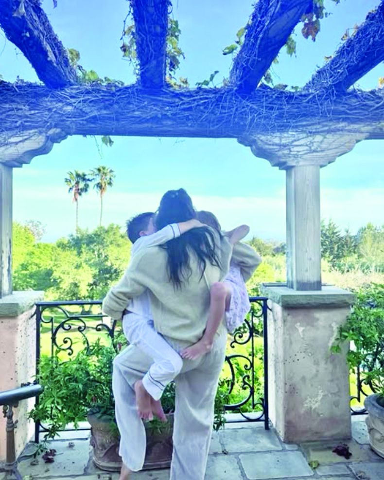 Meghan Markle con sus dos hijos en un post de Instagram en el que invitó a brindar “por disfrutarlo todo con alegría”